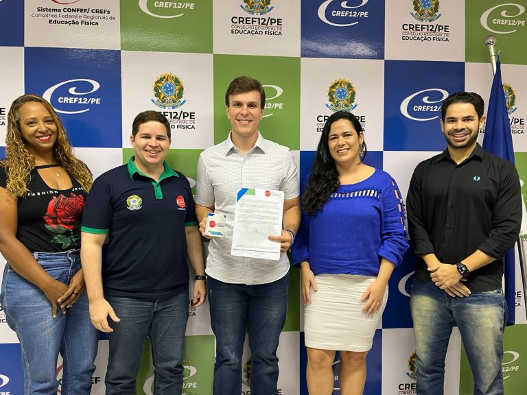 Read more about the article Miguel Coelho visita sede do CREF12/PE e assina Carta-Compromisso com Educação Física